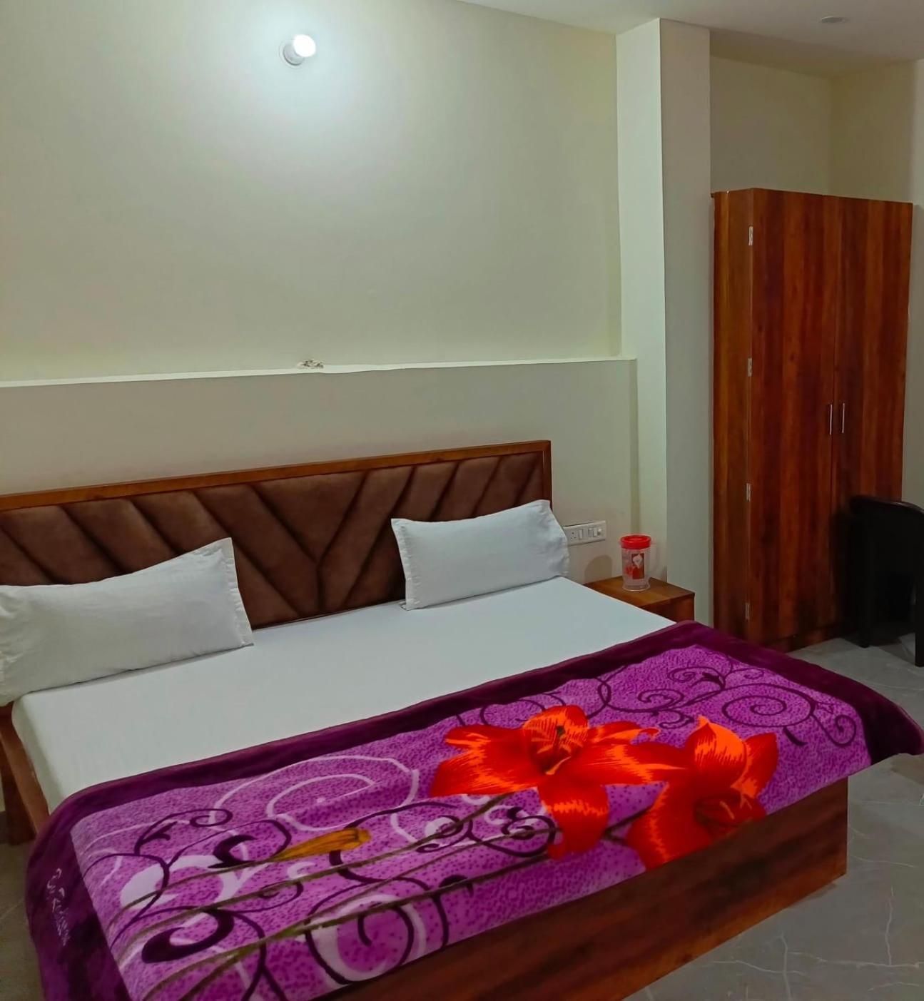 Shri Girraj Residency 호텔 마투라 외부 사진